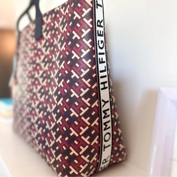 58 | 😍Tommy Hilfiger Monogram Large Shoulder Tote Bag - Picture 3 of 4